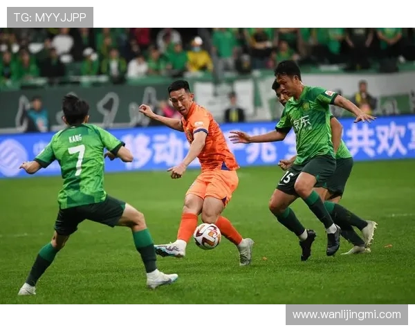 山东泰山迎战北京国安强强对话 争夺中超冠军争先恐后